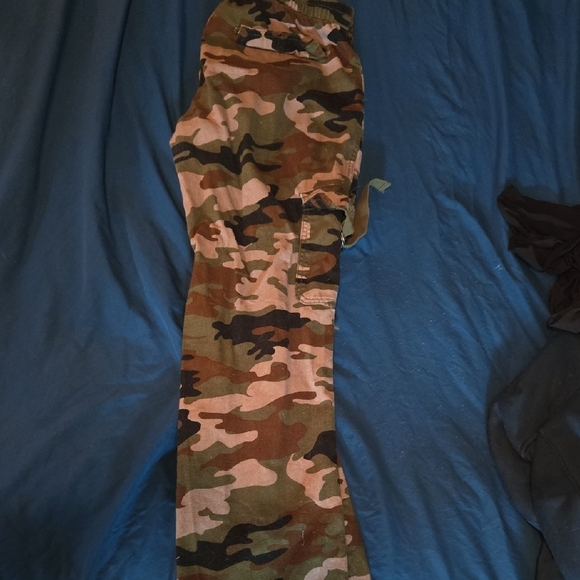 Tinseltown Camouflage Cargo Pants - Picture 2 of 4